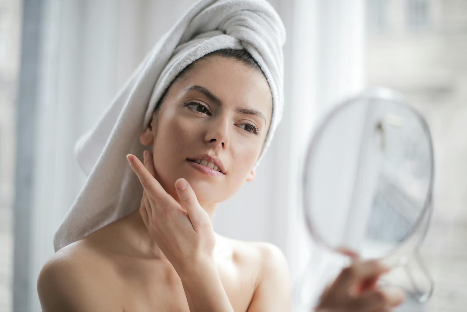 Simple Daily Habits That Make Oily Skin Worse